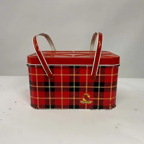 Red Plaid Queen O' Scotts Picnic Basket with Handle - OUB342