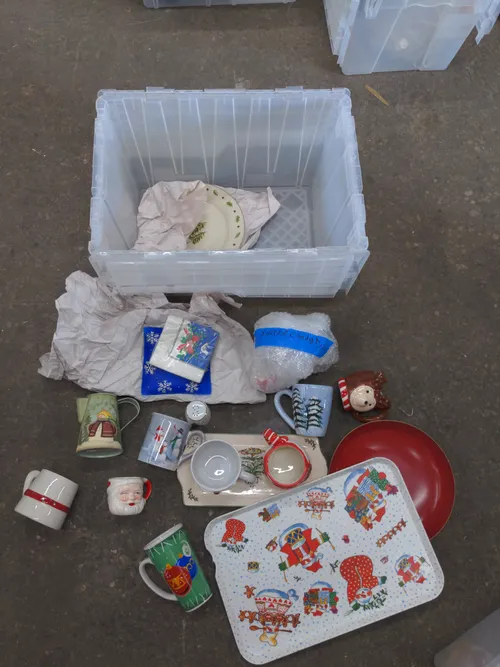 Box of Assorted Christmas Kitchen Items