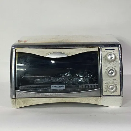 Aged Black & Decker White Toaster Oven - KT105