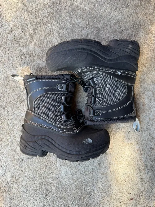 11T: The North Face, Black w white dots