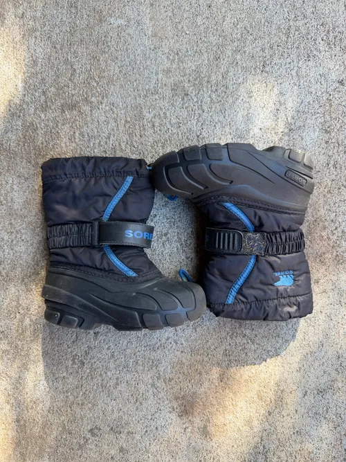 9T: Sorel, Black with blue line / pull cord