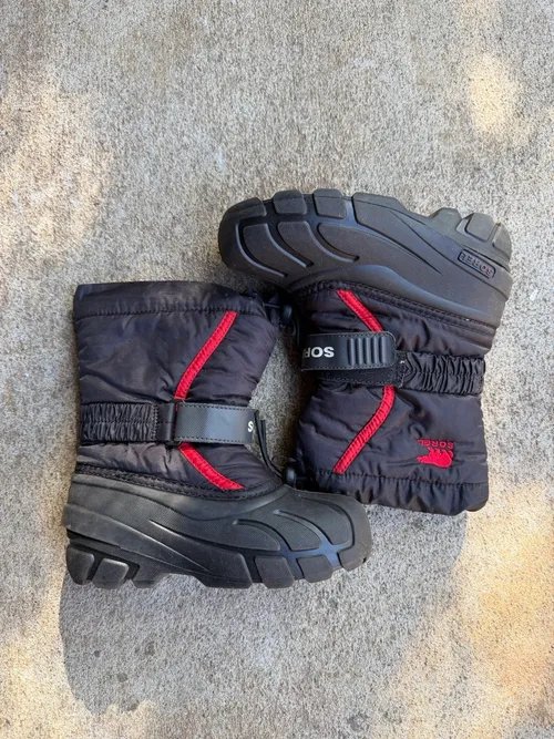 12T: Sorel, Black with red stripe