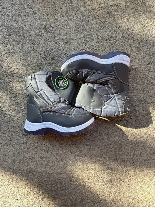 9.5T: Adorababy, grey with green fleece