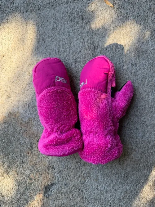 3-6 mo: Head, Pink fuzzy mitts