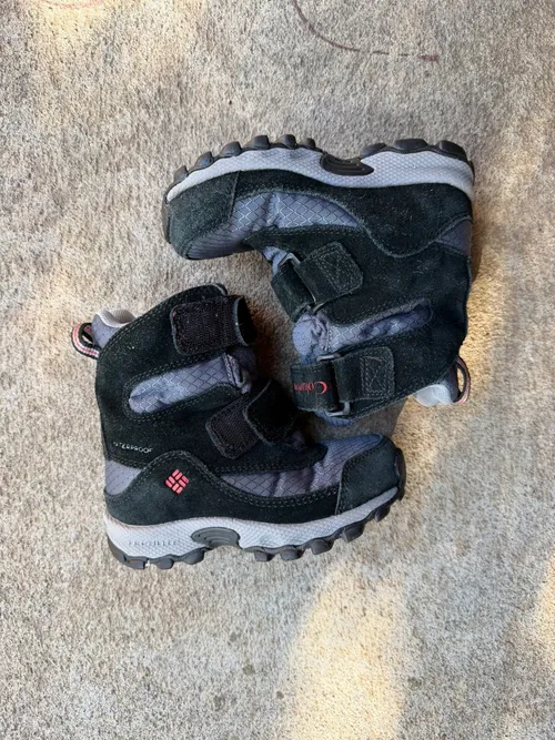 9T: Columbia, Black and Grey