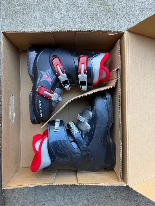 Kids 5: Salomon Blue/Red Ski Boots