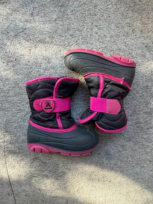 8T: kamik, Black with pink