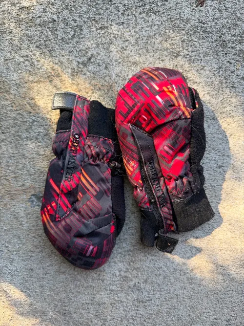 S: Obermeyer, Red print on black (Size 2)