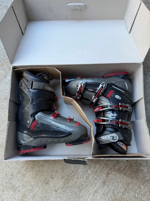 26.5: Rossignol Black with red buckles