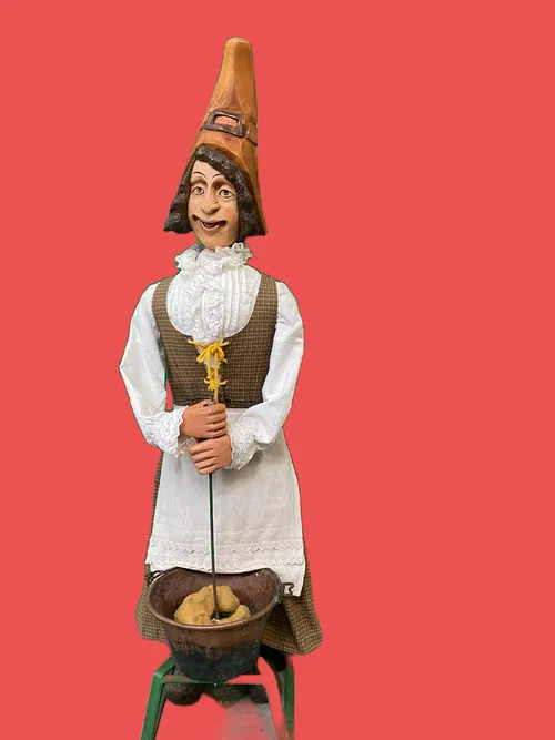 Noleggio Gnomo femmina in legno polenta H145