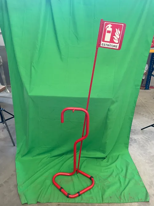 Noleggio piantana per estintori con cartello a norma