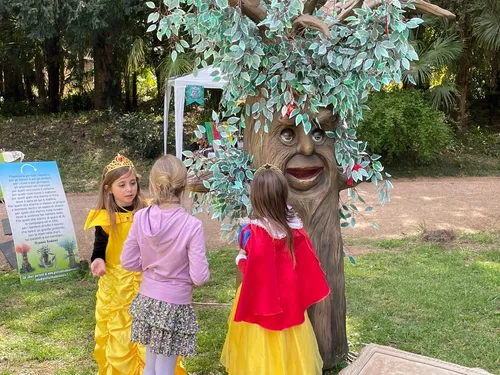 Bosco incantato con alberi parlanti a noleggio