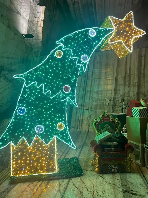 Grandiosa installazione natalizia con albero di Natale e stella cm 350x450x100