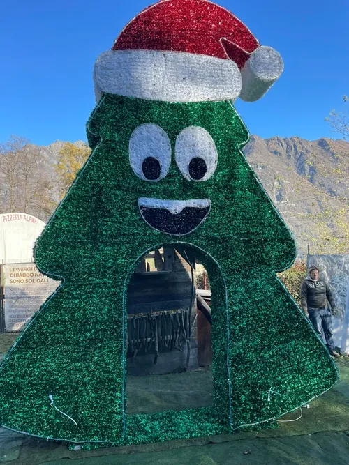 Grandiosa installazione natalizia con albero di Natale sorridente cm 350x470x50