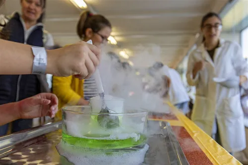 Animazione con esperimenti e scienziati 