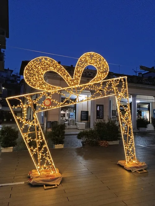 Arco natalizio a tema Pacco regalo cm. 350x380 per piazze, centri commerciali e punto foto noleggio