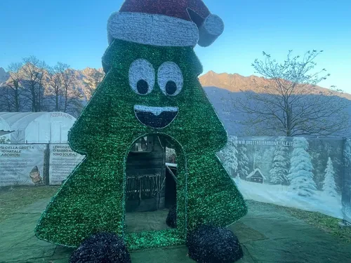 Grandiosa installazione natalizia con albero di Natale sorridente cm 350x470x50