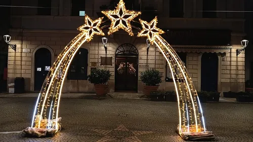 Arco natalizio a tema stelle cm. 430x335 a noleggio