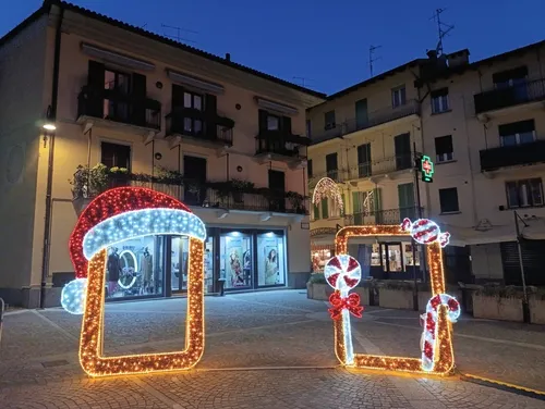 Postazione selfie natalizia con cornice e cappello di Babbo Natale cm. 277x200 a noleggio