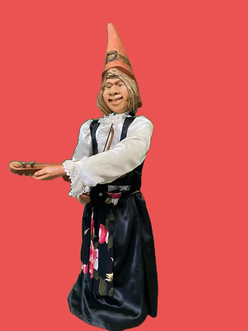 Noleggio Gnomo femmina in legno musicista H142