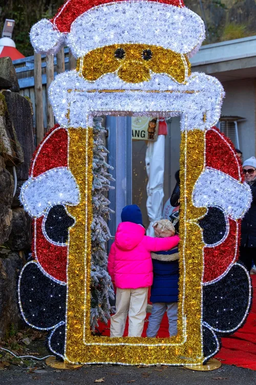 Postazione selfie natalizia con cornice tridimensionale cm. 160X280X20 a noleggio. Con babbo Natale