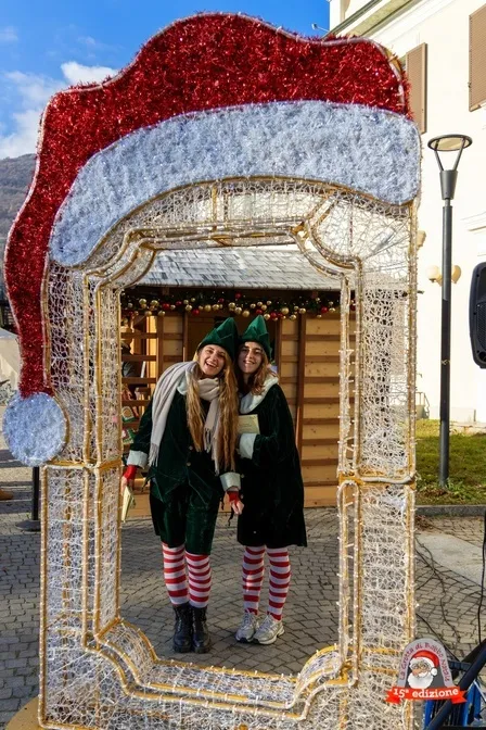 Postazione selfie natalizia con cornice tridimensionale cm. 160X280X20 a noleggio. Con cappello Babbo