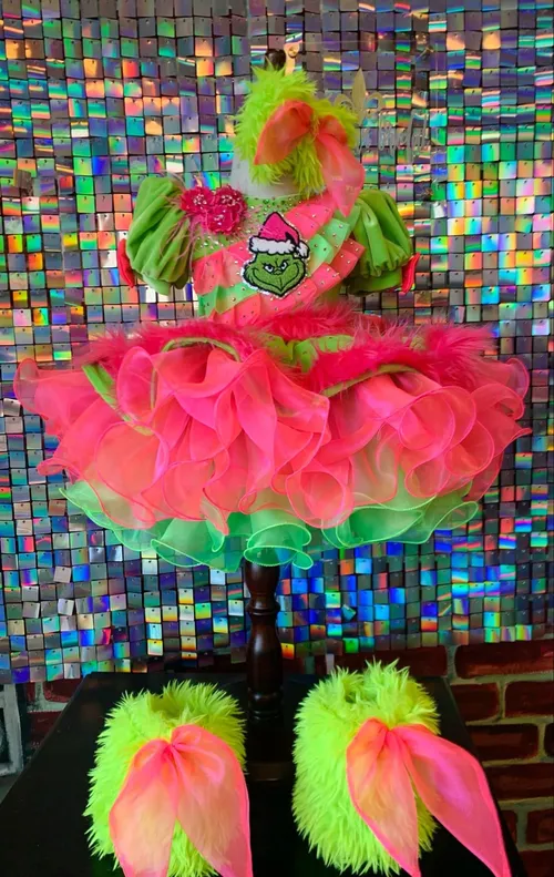 Pinky Grinch OOC | Size: 12/2