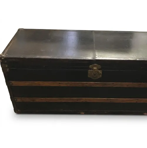 TR 6169 - Coffee Table - Black Leather Trunk with Burgundy Straps  