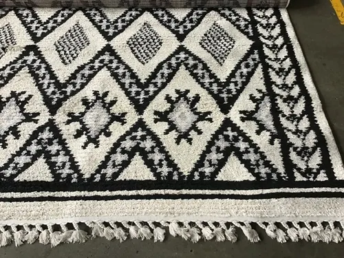 RG 7761 - Rug - Medium - Normani Black & White Diamond Patterns with Tassels 
