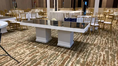 Mesa de madera con sobre de vidrío 