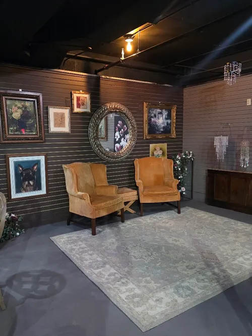 Velvet & Gold Lounge