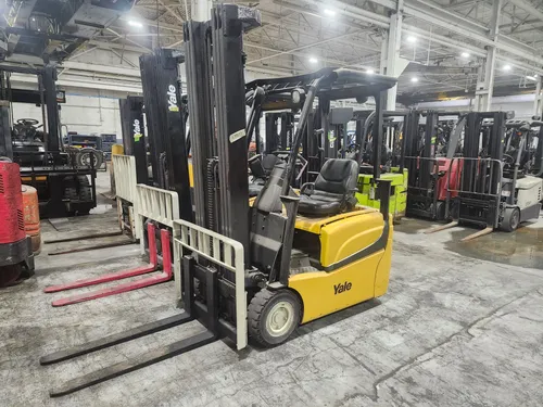 Yale ERP030VTN 3000lb Pneumatic forklift