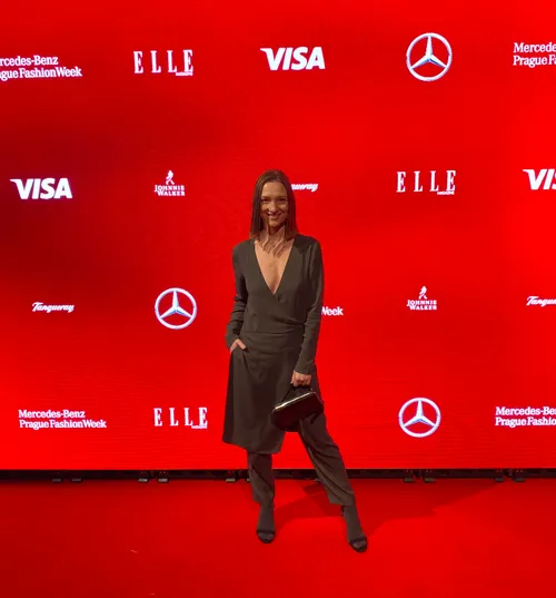 Overal s kalhotovou sukní