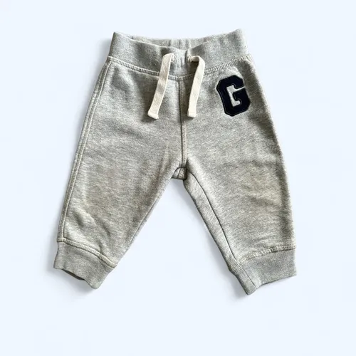 Šedé dětské tepláky GAP