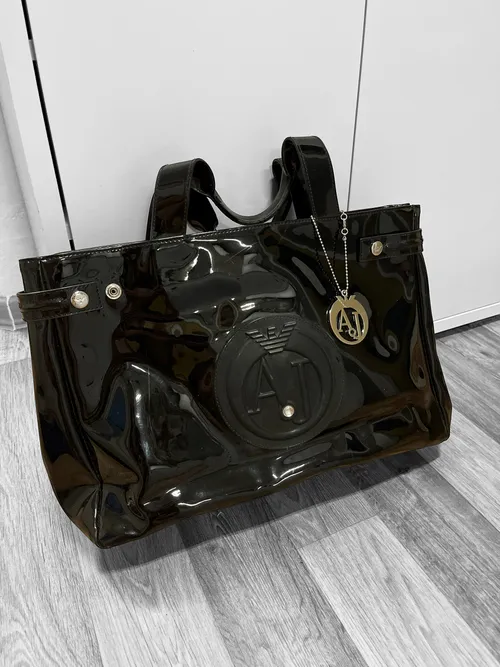 Lesklá kabelka Emporio Armani