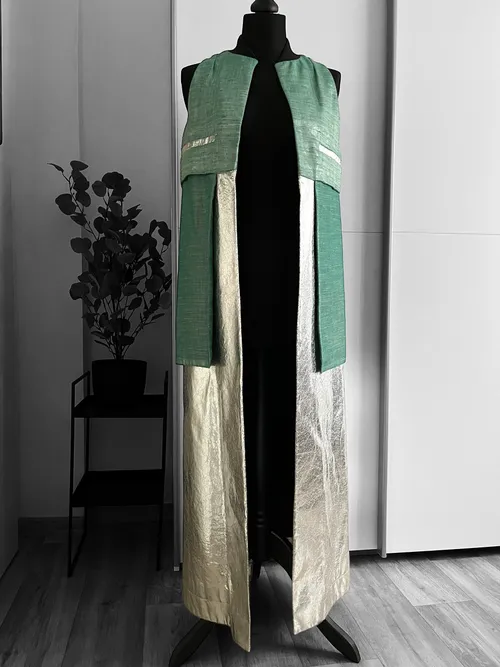 Dlouhá stříbrná vesta