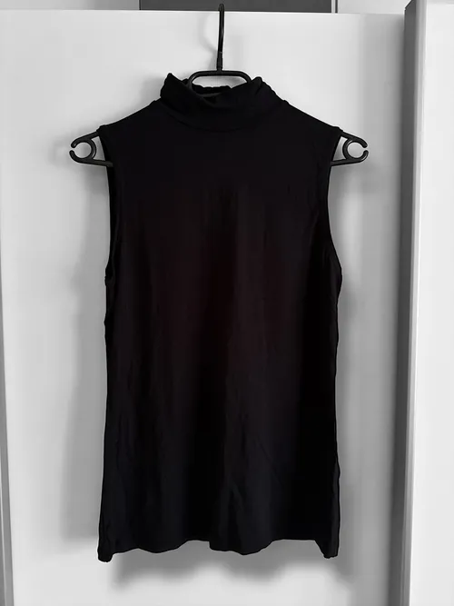 Černý rolák bez rukávů