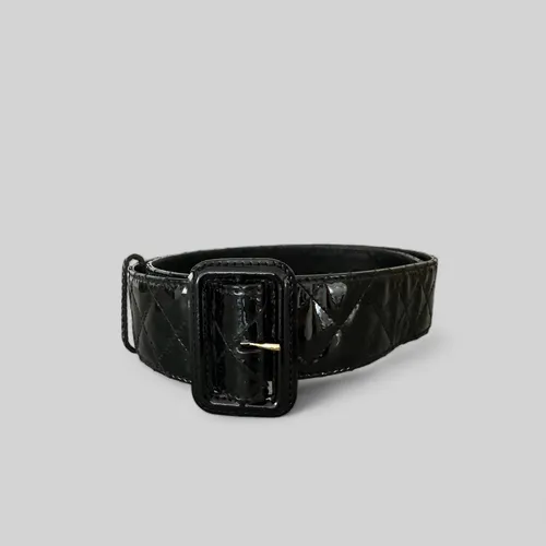 Černý lesklý pásek