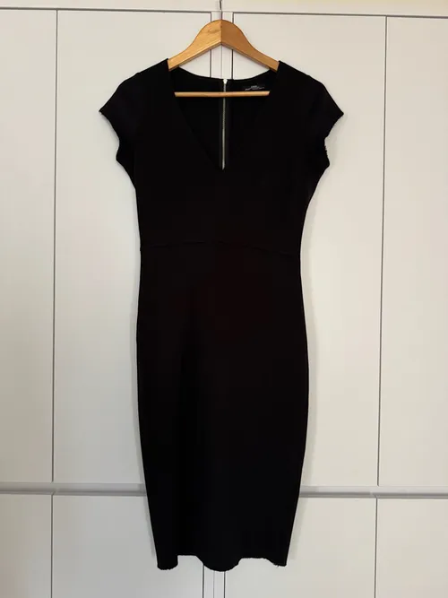 Černé pouzdrové šaty 