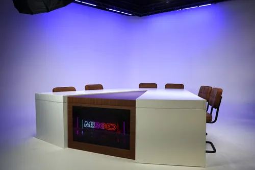 Studio Desk voor presentatie en tafel gesprekken. 