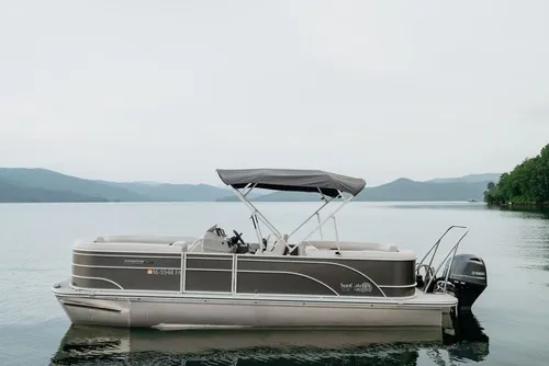 Pontoon / Tritoon Boat Rental