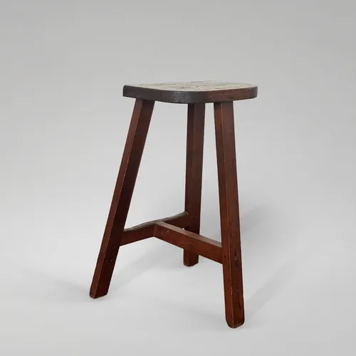 Tabouret brutaliste en bois
