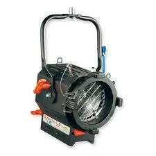 FRESNEL TUNGSTENO 2K (incluye trípode y alargue)