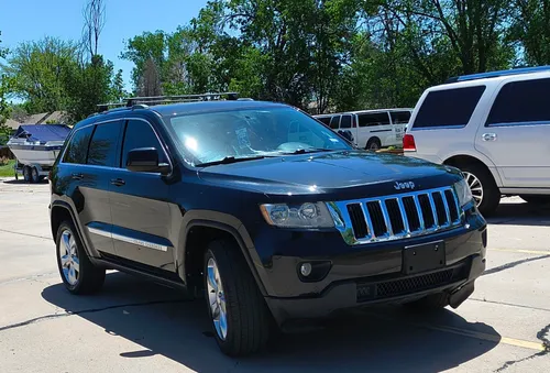 Jeep Cherokee Laredo (Black)
