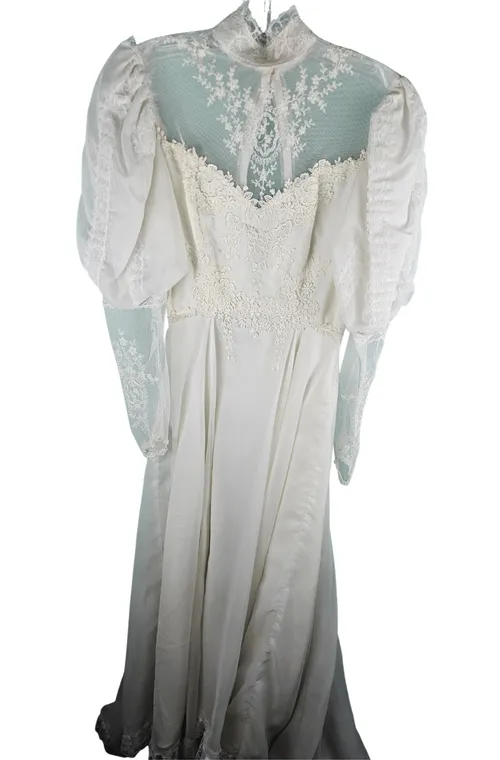 Beautiful Vintage Cream Wedding Dress