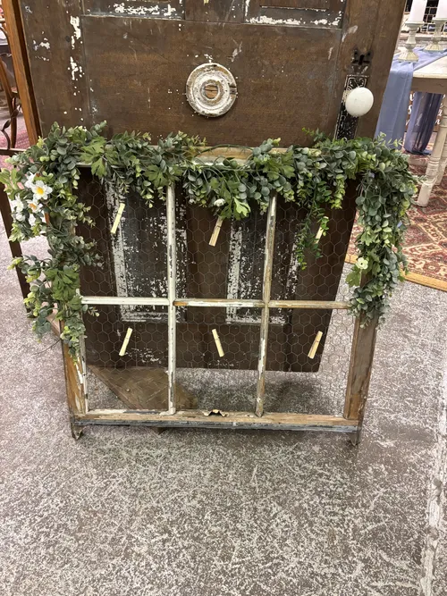 White Picture Frame w/ Chicken Wire 32