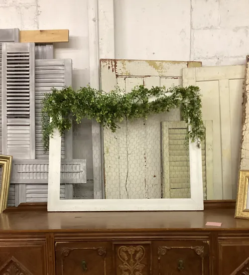 White Picture Frame w/ Chicken wire 32