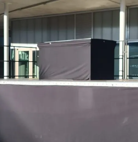 Tarima DJ 2x1 m — Altura 100 cm (con faldón negro)