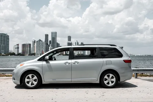 2015 Toyota Sienna Silver #528932