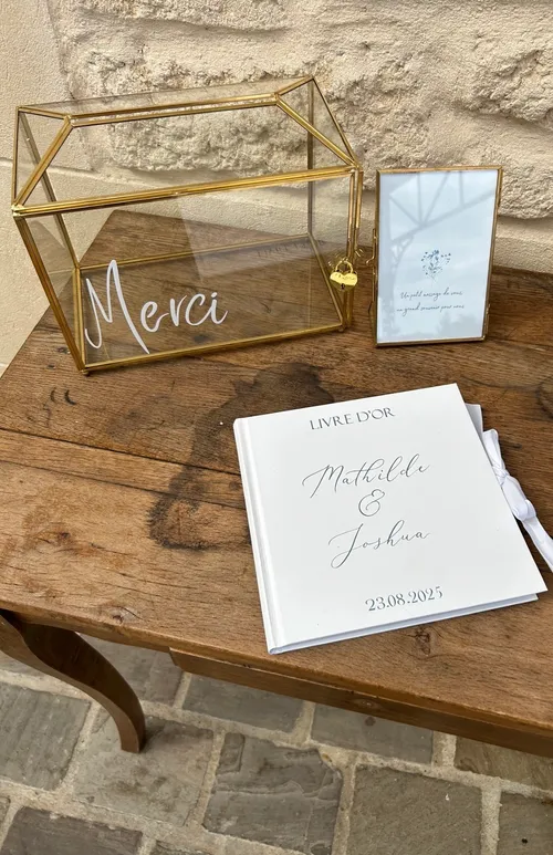 URNE EN VERRE ET LAITON